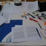 Hay que documentarse para escribir una tesis.